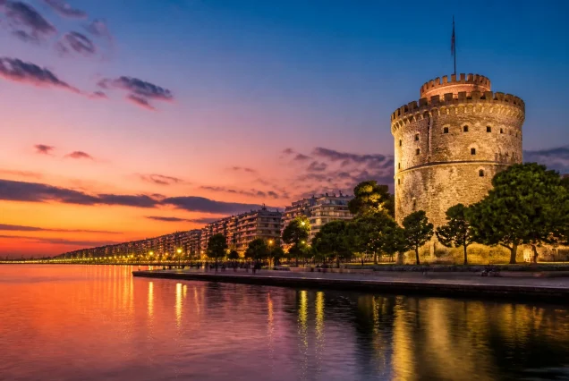 Selanik'de Beyaz Kule ve deniz kıyısının gün batımı manzarası