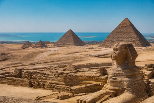 Kahire’de Giza Piramitleri ve Sfenks'in panoramik görüntüsü, arka planda Kızıldeniz kıyısı