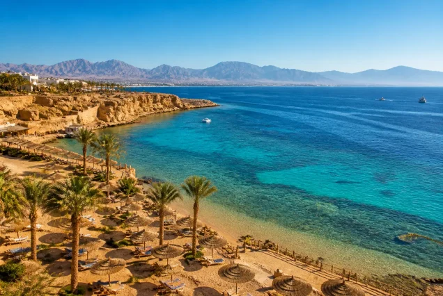 Sharm El Sheikh'in güneşli plajları ve berrak turkuaz denizi