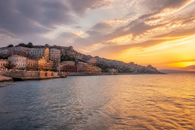 Kavala sahilinde gün batımı, tarihi binalar ve deniz manzarası