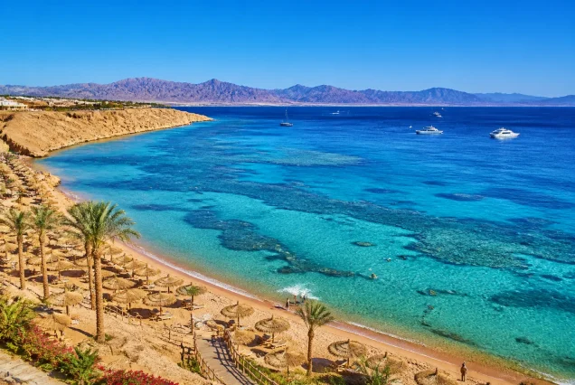 Sharm El Sheikh'in masmavi denizi ve güneşli plajları