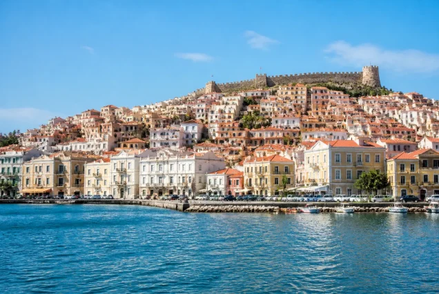Kavala limanı ve tarihi Osmanlı evlerinin gün ışığındaki görünümü