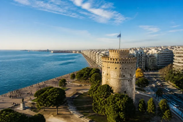 Selanik şehrinin panoramik manzarası ve beyaz kule