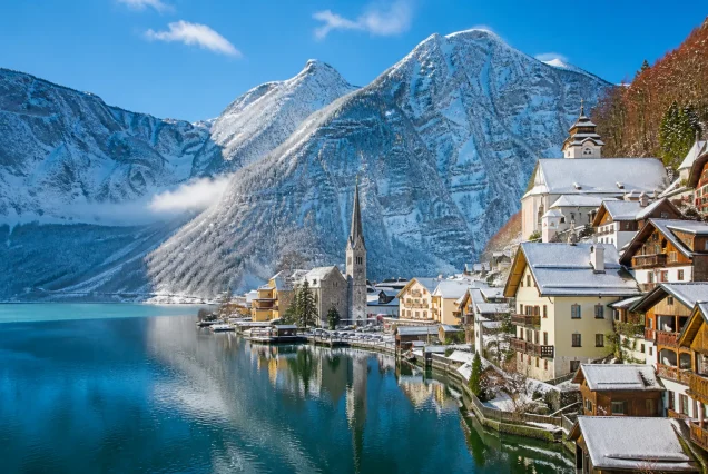 Bavyera ve Alpler bölgesinde Hallstatt gölü ve karla kaplı dağlar