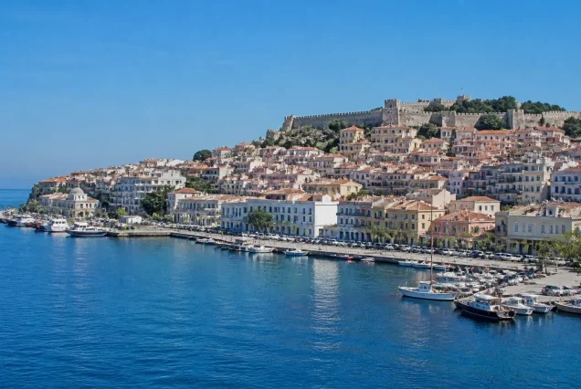 Kavala limanı ve tarihi Osmanlı evlerinin gün ışığındaki görünümü