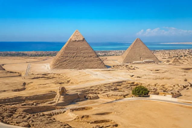 Kahire’de Giza Piramitleri ve Sfenks'in panoramik görüntüsü, arka planda Kızıldeniz kıyısı