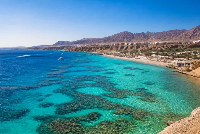 Sharm El Sheikh'in turkuaz denizi ve berrak gökyüzü altında güzel sahil manzarası