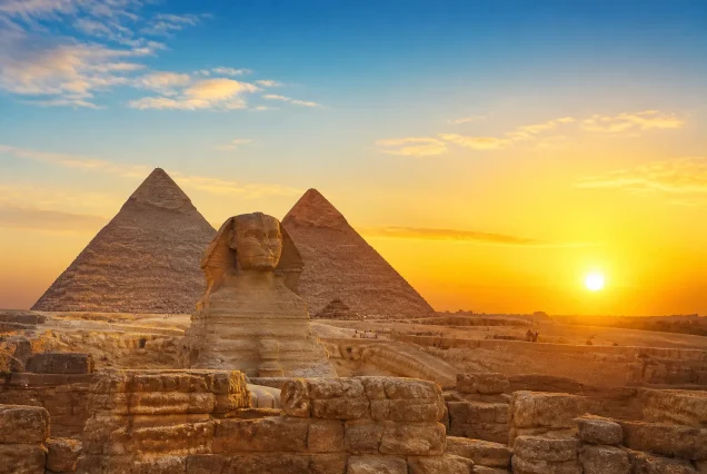 Kahire piramitleri ve Sfenks ile Sharm El Sheikh'in mavi denizi ve plajları