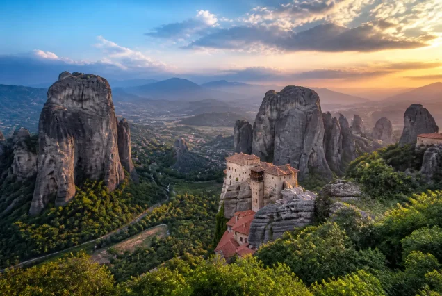 Meteora'daki tarihi manastırların yer aldığı Yunanistan'ın doğal kayalık görünümü