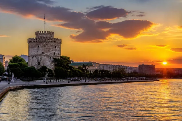 Selanik'de Beyaz Kule ve deniz kıyısının gün batımı manzarası
