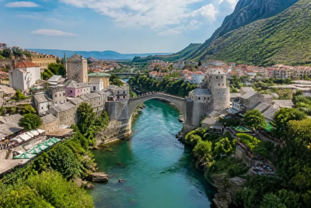Balkanlar bölgesinden tarihi bir Osmanlı köprüsü ve sakin bir göl manzarası