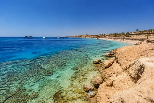 Sharm El Sheikh'in masmavi denizi ve güneşli plajları