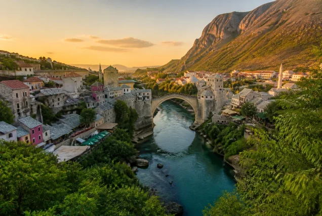Mostar Köprüsü'nün üzerindeki tarihi taş evler ve Neretva Nehri manzarası