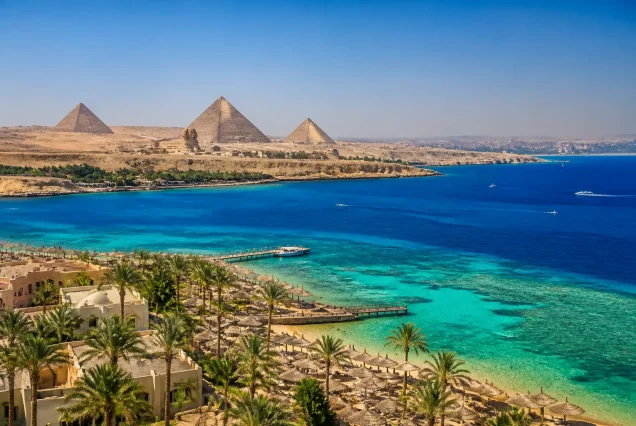 Kahire'deki Giza Piramitleri ve Sharm El Sheikh sahili manzarası