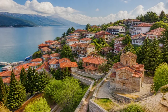 Balkan ülkeleri Tiran, Ohrid ve Üsküp şehirlerini ve doğal göl manzaralarını gösteren panoramik fotoğraf
