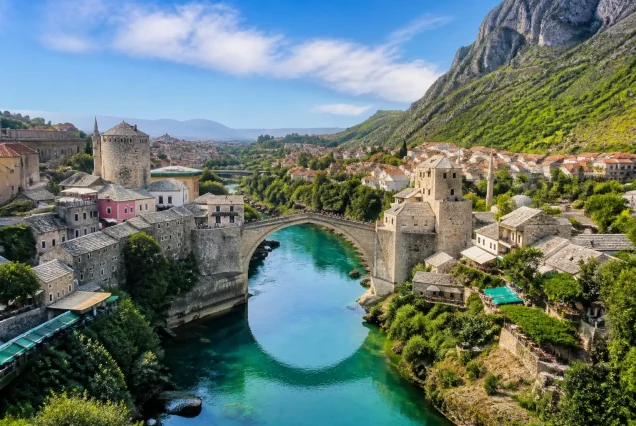 Balkan şehirlerinden tarihi köprü ve doğal manzara görünümü