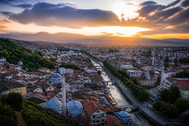 Balkanlar bölgesinin doğal ve tarihi zenginliklerini gösteren panoramik manzara