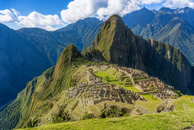 And Dağları ile çevrili Titicaca Gölü ve Machu Picchu’nun mistik görüntüsü