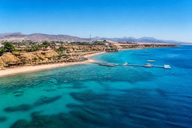 Sharm El Sheikh'in turkuaz denizi ve berrak gökyüzü altında güzel sahil manzarası