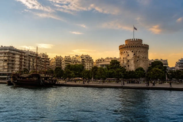 Selanik şehrinde Beyaz Kule'nin panoramik görünümü, gün batımı manzarası