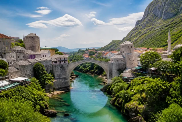 Balkanlar'da doğal ve tarihi güzelliklerin bir arada görüldüğü panoramik bir manzara