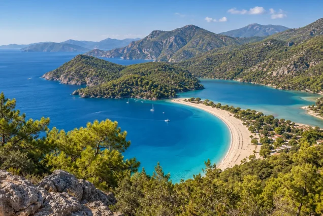 Ölüdeniz lagünü ve Belcekız kıyısının yüksekten görünümü