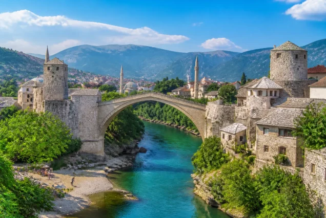 Balkan şehirlerinden tarihi köprü ve doğal manzara görünümü