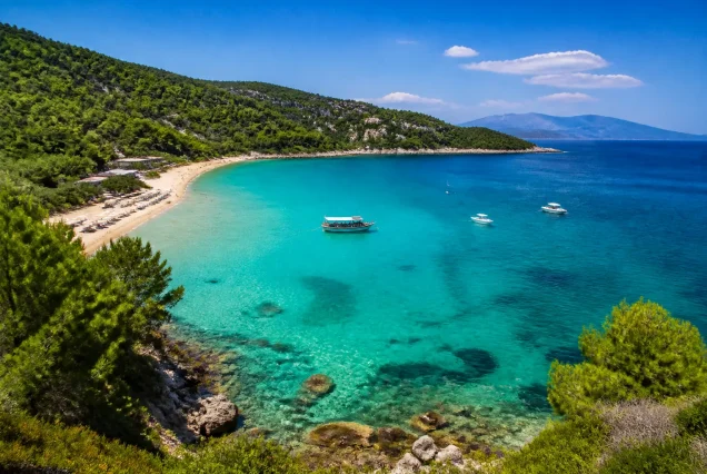 Thassos Adası’nın turkuaz denizi, altın kumlu plajları ve yemyeşil doğası