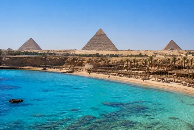 Kahire'deki Giza Piramitleri ve Sharm El Sheikh sahili manzarası