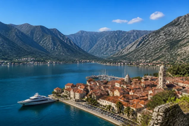Karadağ'da Kotor Körfezi'nin taş evleri ve çevresindeki dağların muhteşem manzarası
