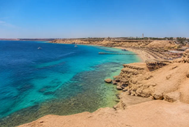 Sharm El Sheikh'in turkuaz denizi ve kumsalı, güneşli çölde manzara