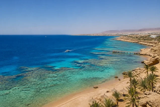 Sharm El Sheikh'in turkuaz denizi ve berrak gökyüzü altında güzel sahil manzarası