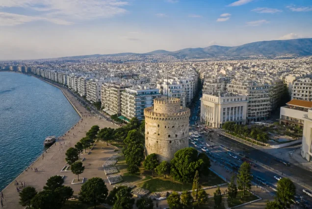 Selanik şehrinin panoramik manzarası ve beyaz kule