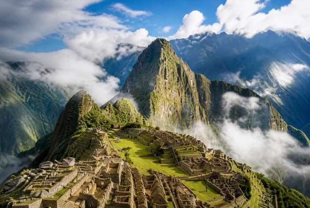 And Dağları ile çevrili Titicaca Gölü ve Machu Picchu’nun mistik görüntüsü