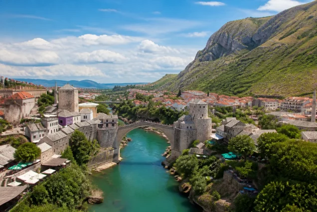 Balkanlar'da doğal ve tarihi güzelliklerin bir arada görüldüğü panoramik bir manzara