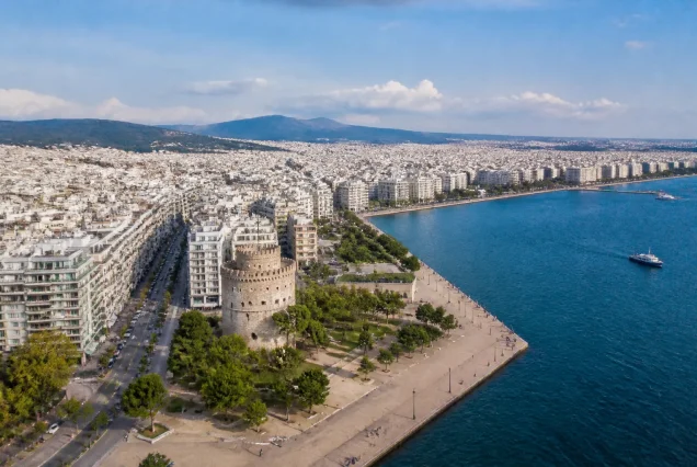 Selanik şehrinin panoramik manzarası ve beyaz kule