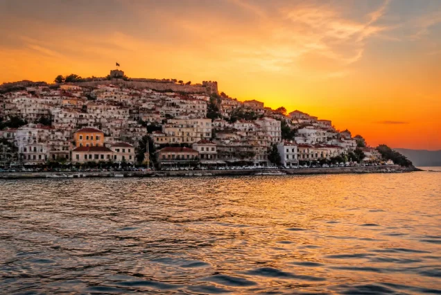Kavala sahilinde gün batımı, tarihi binalar ve deniz manzarası