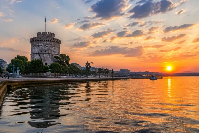 Selanik'de Beyaz Kule ve deniz kıyısının gün batımı manzarası