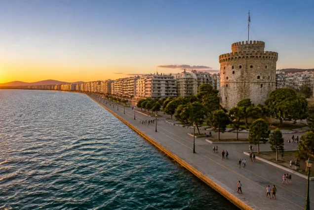 Selanik sahilinde gün batımı manzarası ve Beyaz Kule
