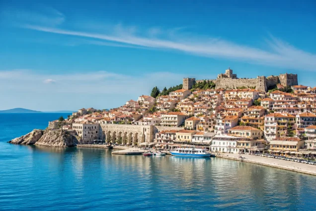 Kavala limanı ve tarihi Osmanlı evlerinin gün ışığındaki görünümü