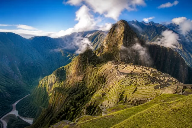 And Dağları ile çevrili Titicaca Gölü ve Machu Picchu’nun mistik görüntüsü