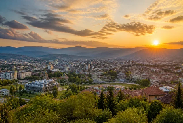 Balkanlar bölgesinin doğal ve tarihi zenginliklerini gösteren panoramik manzara
