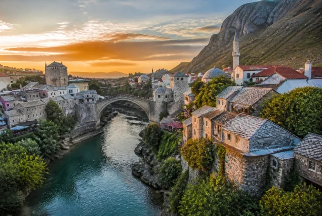 Mostar Köprüsü'nün üzerindeki tarihi taş evler ve Neretva Nehri manzarası