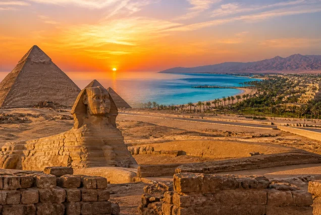 Kahire piramitleri ve Sfenks ile Sharm El Sheikh'in mavi denizi ve plajları