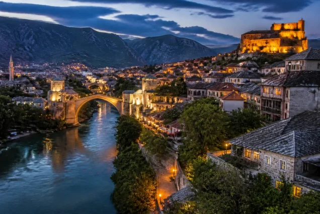 Balkanlar'da tarihi şehirlerin gece panoraması, ışıklandırılmış eski yapı ve doğal güzellikler