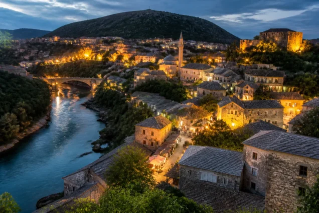 Balkanlar'da tarihi şehirlerin gece panoraması, ışıklandırılmış eski yapı ve doğal güzellikler
