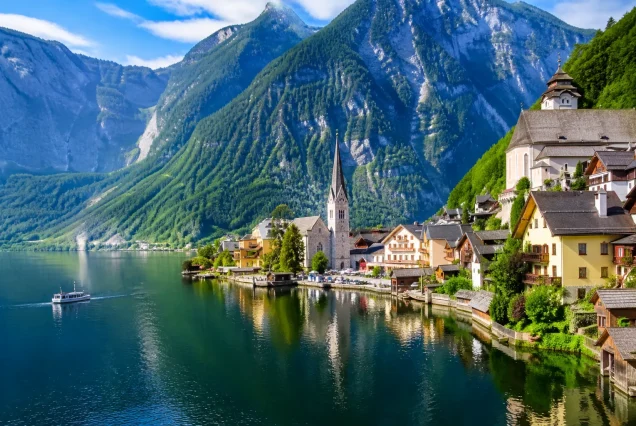 Hallstatt kasabasında göl kıyısı, renkli ahşap evler ve arka planda Alpler