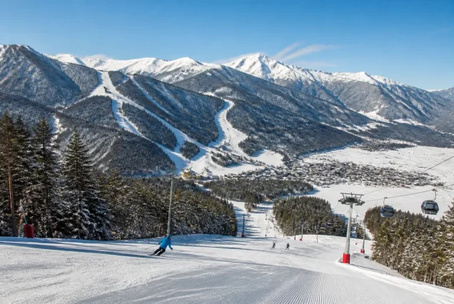 Karlarla kaplı dağlar ve kayak pistleriyle Bansko kayak merkezi manzarası
