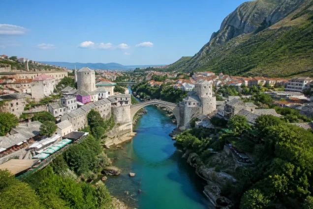 Balkan şehirlerinden tarihi köprü ve doğal manzara görünümü
