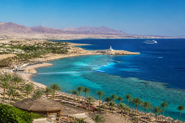 Sharm El Sheikh'in berrak turkuaz suları ve kumlu plajlarının fotogerçekçi manzarası
